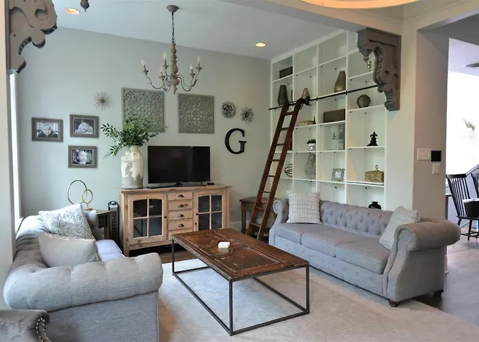 Penthouse Level, Stunning Wrigley Stay